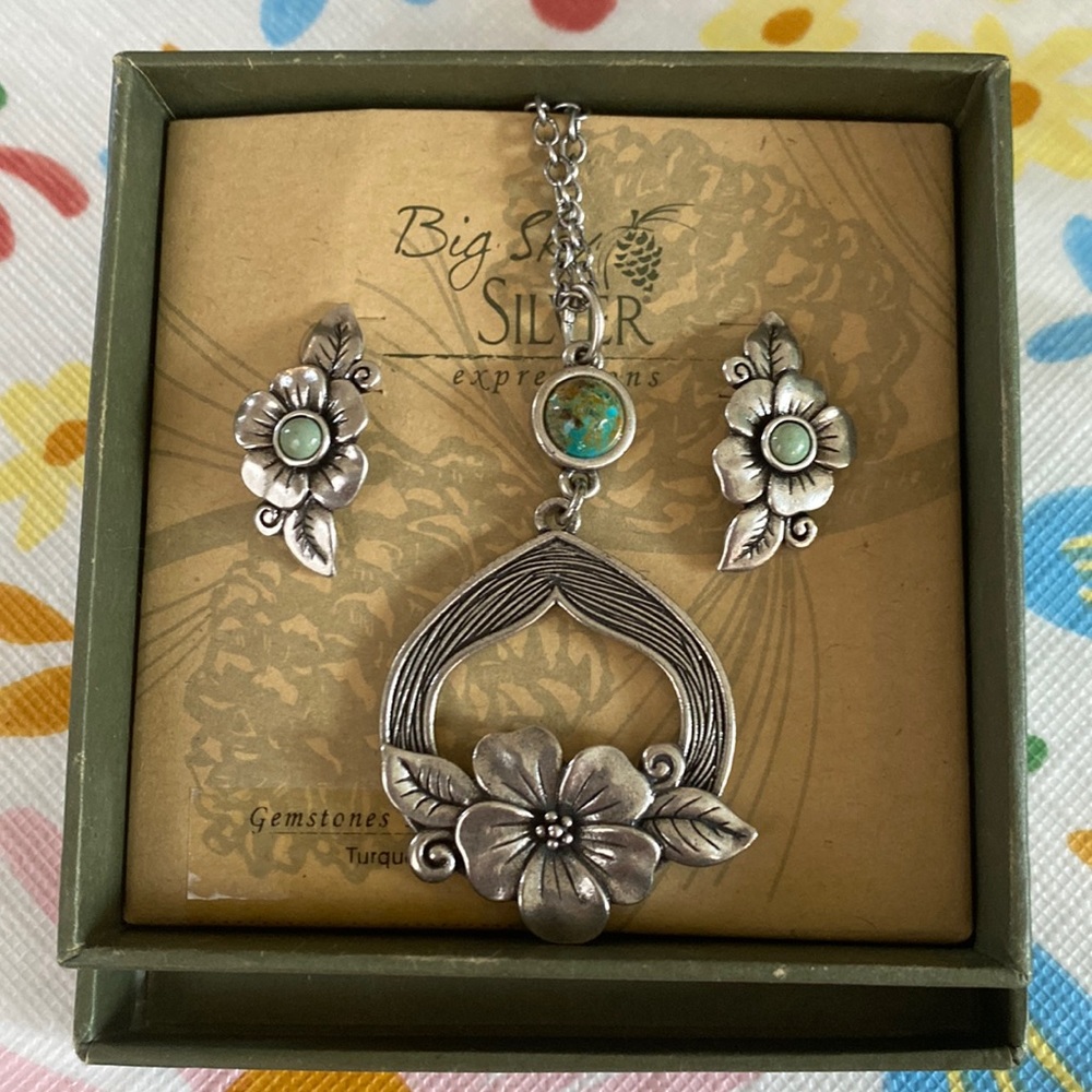 Silver w/Turquoise Jewelry set of 3 includes Necklace, Earrings and Bracelet.